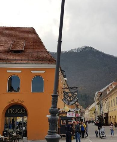 BRAȘOV. Stâlp de iluminat public din Piața Sfatului, lovit de o mașină de gunoi 1 stalppiatasfatului.jpg