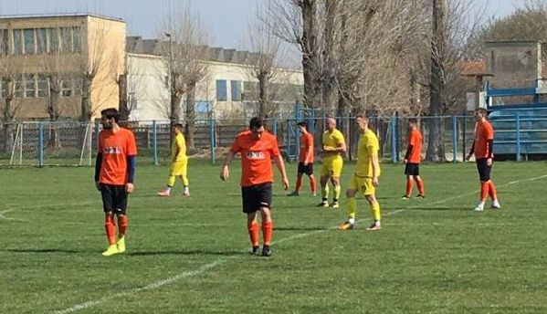 LIGA 4 BRAȘOVEANĂ. Rezultatele etapei de astăzi... Liderul, Olimpic Zărnești, n-a reușit să câștige!!! 1 steagurosu_3.jpg