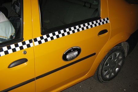 Taximetriştii care au agresat un tânăr, plasaţi sub control judiciar 1 taxi_9.jpg