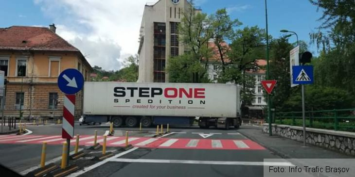 BRAȘOV. TIR blocat în sensul giratoriu de la Maternitate. UPDATE: Șoferul a fost amendat 1 FB_IMG_1557580107934_266959.jpg