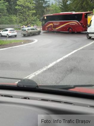 BRAȘOV. Autocar implicat într-o coliziune, pe DN 1 (foto) 1 FB_IMG_1558624698358_267518.jpg