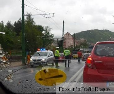 BRAŞOV. ULTIMA ORĂ. Accident cu două victime pe strada 13 Decembrie 1 accident13dec_2.jpg