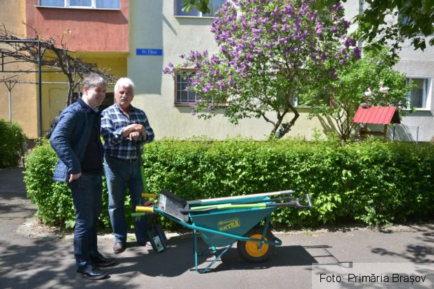 BRAȘOV. George Scripcaru a oferit unelte de grădinărit altor trei brașoveni harnici 1 gradina2_267058.jpg
