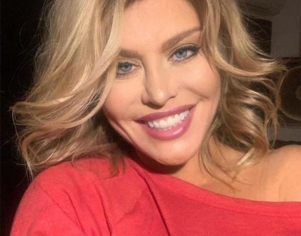 Loredana Groza, diferenţă de ani buni între vedeta de pe scenă şi cea din pozele de pe internet 1 loredanagroza.jpg
