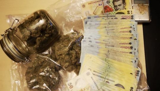 Percheziţii în Braşov, Bucureşti, Cluj şi Dâmboviţa, pentru destructurarea unei grupări de traficanţi de droguri care acţiona în oraşul de sub Tâmpa 1 pozadroguri.jpg