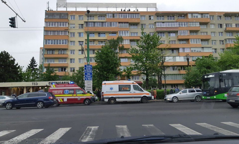BRAȘOV. O femeie amenință că se aruncă de la etajul 8! Update: S-a reușit salvarea ei (GALERIE FOTO) 1 saturn_2.jpg