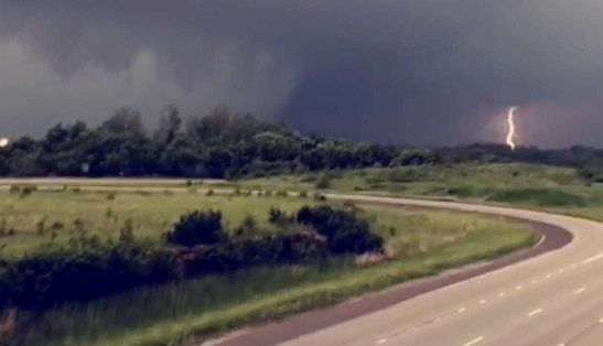 Un mort și cel puțin 130 de răniţi în urma unor tornade 1 tornada_2.jpg