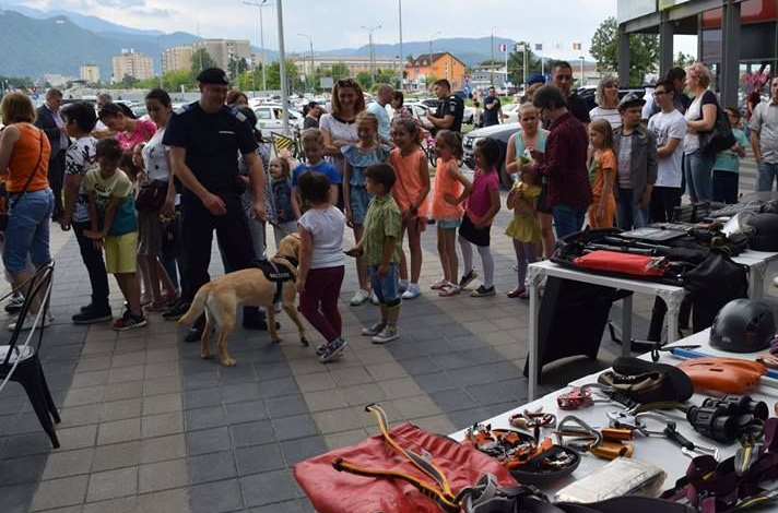 BRAŞOV. Întâlnire cu căţeluşa Lily, exerciţii demonstrative şi prezentare de tehnică! Iată tot ce pregătesc poliţiştii şi jandarmii de ZIUA COPILULUI 1 ziuacopilului_3.jpg