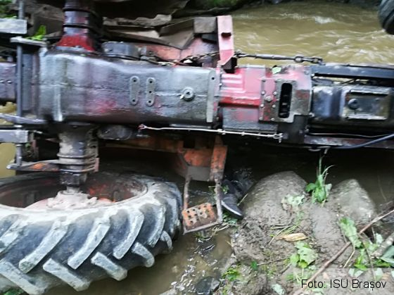 BRAȘOV. Persoană inconștientă după ce a fost prinsă sub un tractor. Update: Victima a decedat 1 IMG-20190616-WA0011_268711.jpg