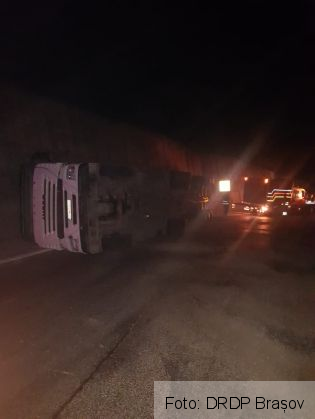 BRAȘOV. ULTIMA ORĂ. Scurgeri de combustibil pe DN 13, după răsturnarea unui TIR (Update FOTO) 1 IMG-20190625-WA0001_269072.jpg