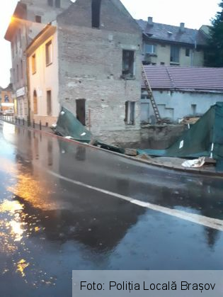 BRAȘOV. Un gard improvizat, menit să delimiteze un șantier din oraș, s-a prăbușit în timpul vijeliei (FOTO) 1 IMG-20190627-WA0024_269216.jpg