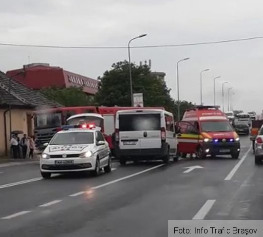BRAȘOV. Accident între trei autoturisme, pe strada Zizinului (FOTO) 1 accidentzizinului_8.jpg
