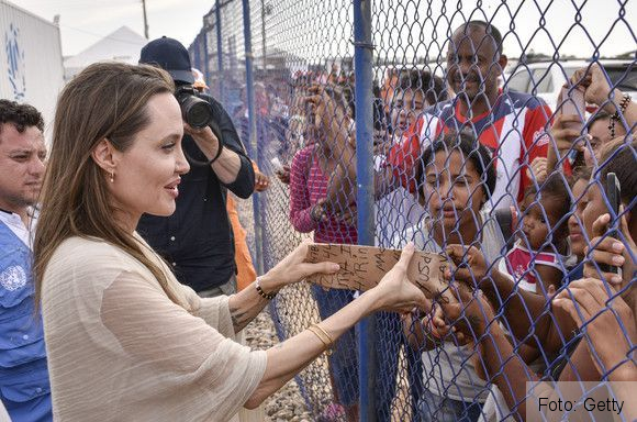 Angelina Jolie, preocupată de soarta copiilor refugiaţilor din Columbia 1 angelinajolie_2.jpg