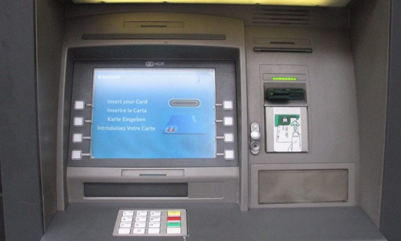 BRAȘOV. 17.000 de lei, bani dispăruți din contul unei făgărășence!!! 1 bancomat-.jpg