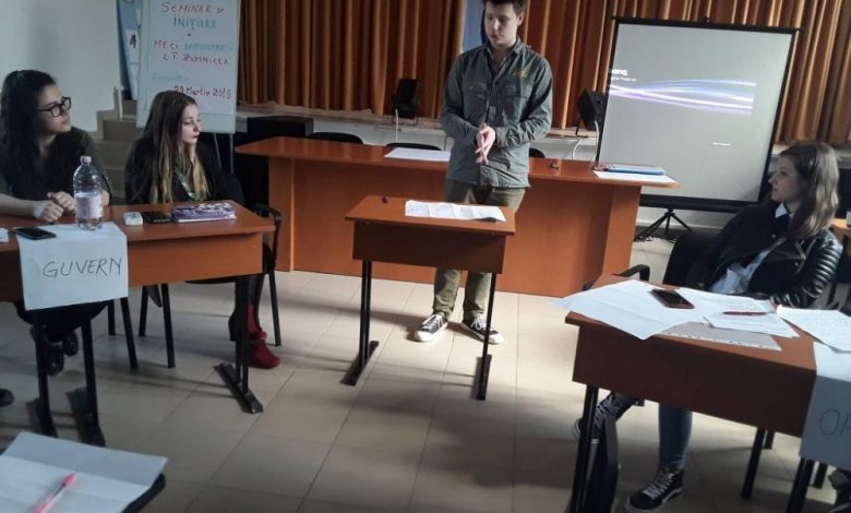 BRAȘOV. Elevi din 19 licee se bat... în argumente 1 dezbateri-tineri.jpg