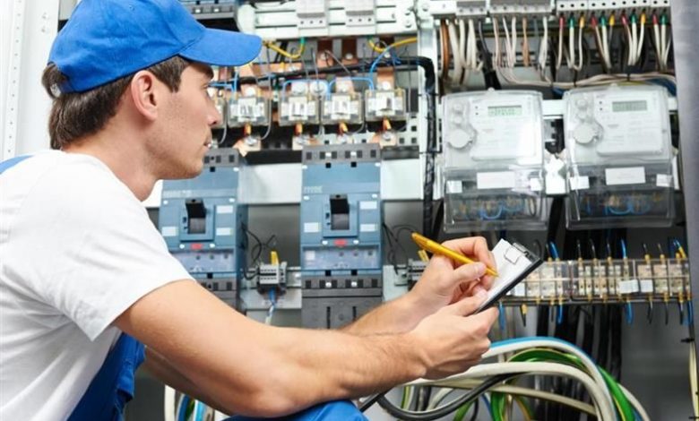 BRAȘOV. Electrica mută întreruperile pe alte străzi 1 electricieni.jpg