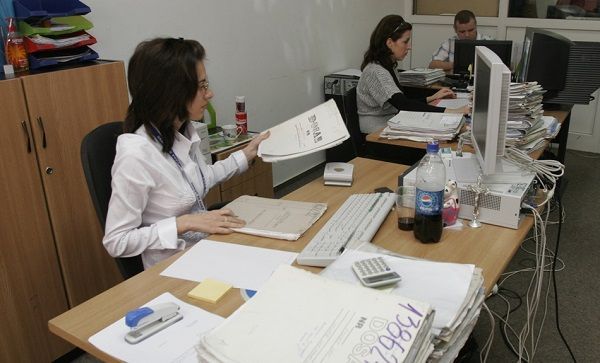 Sindicaliștii cer Guvernului să nu modifice Codul Administrativ prin OUG 1 functionari-publici.jpg