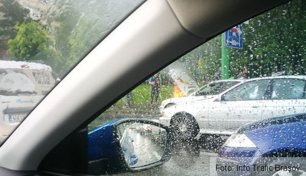 BRAŞOV. Maşină în flăcări, tot lângă gară! 1 incendiugara.jpg