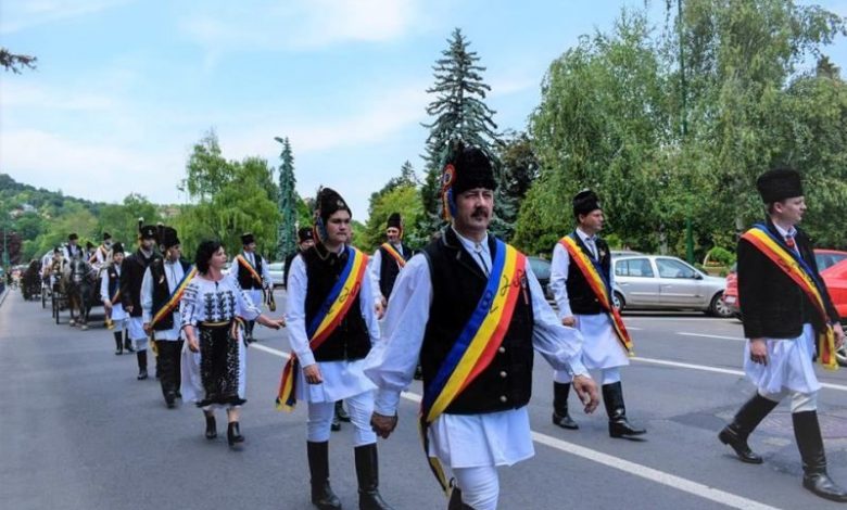 BRAȘOV. Junii Brașoveni vă invită să vă alăturați la paradă în port popular 1 junii-parada-port.jpg