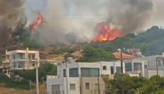 Incendiu de proporții într-o zonă rezidențială 1 lagonissi.jpg