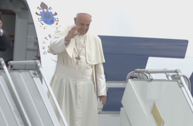 Papa Francisc şi-a încheiat vizita ecumenică şi pastorală din România: „Mă întorc acasă îmbogăţit, luând cu mine locuri şi momente, dar mai ales chipuri” 1 papafranciscromania24.jpg