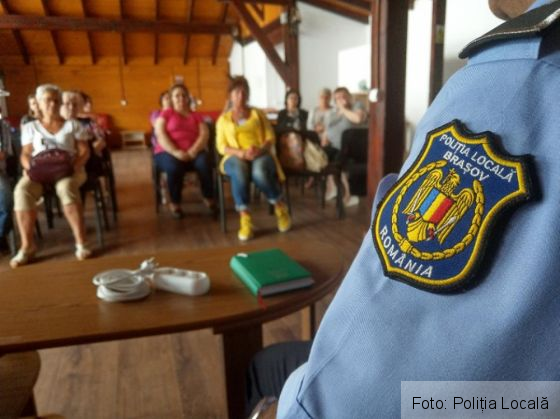 Polițiștii locali brașoveni, discuție cu seniorii din oraș despre problemele din comunitate 1 politia locala_269102.jpg