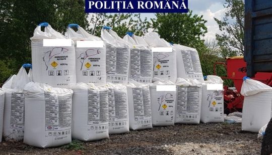 Sute de tone şi zeci de mii de litri de produse de protecţie a plantelor au fost confiscate de poliţişti 1 produseplante.jpg