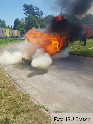 BRAŞOV. Foc pe stadionul din Făgăraş! Serviciile voluntare s-au întrecut pentru a-l stinge 1 serviciile voluntare 3_268614.jpg