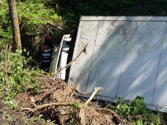 Update. BRAȘOV. TIR răsturnat într-o râpă, la Cotul Donului. Nu sunt victime şi traficul nu este afectat 1 tir_268601.jpeg