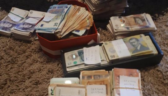Român suspectat că era la baza unei grupări de trafic de migranţi! Poliţia a ridicat peste 80.000 de euro, la percheziţii (FOTO) 1 traficmigranti.jpg