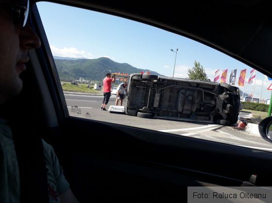 BRAȘOV. Dubă răsturnată pe DN 1 (FOTO) 1 20190706_092205_269670.jpg
