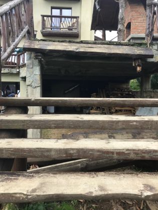 Update. BRAȘOV. Poliția face cercetări în cazul turiștilor căzuți cu tot cu scara unei pensiuni din Fundata. Nici o persoană nu a necesitat internare 1 IMG-20190716-WA0024_270044.jpg