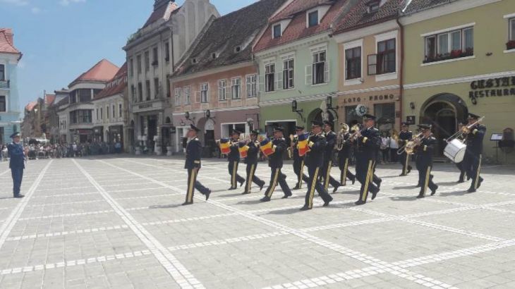 BRAȘOV. „Ocupație” militară în Piața Sfatului / Din nou, o fată în fruntea promoției la Academia Forțelor Aeriene 1 academie-absolovire08_270511.jpeg