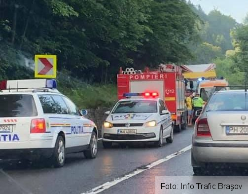 Un motociclist a intrat frontal într-un TIR, pe DN 1 Ploieşti - Braşov (FOTO) 1 accidentbusteni_2.jpg