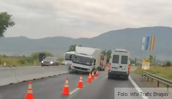 BRAȘOV. O camionetă a intrat în parapetul de abia montat pe DN 1 (FOTO) 1 accidentcodlea_14.jpg
