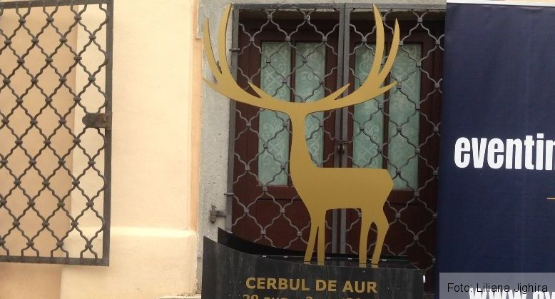 „Cerbul de Aur” va fi plimbat prin țară. Cine îl „prinde” poate câștiga o invitație la festival 1 cerbul-de-aur-sfatului7.jpg