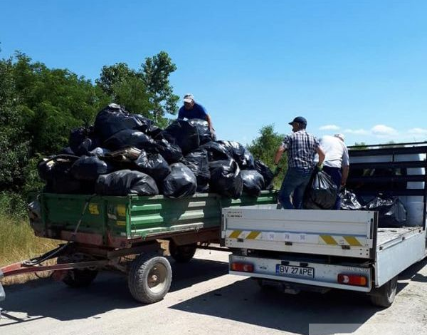 BRAȘOV - Făgăraș. Două remorci, umplute până la refuz cu gunoaie găsite pe lângă digurile râului Olt (FOTO) 1 deseuriolt.jpg