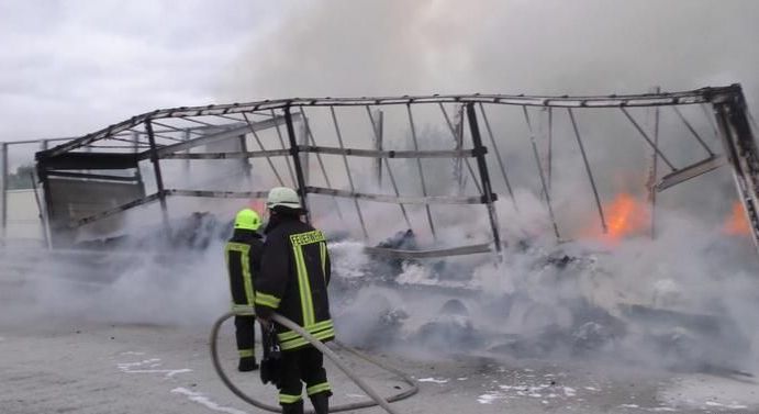 Un camion cu 17 tone de cacao a luat foc pe o autostradă 1 germania_31.jpg