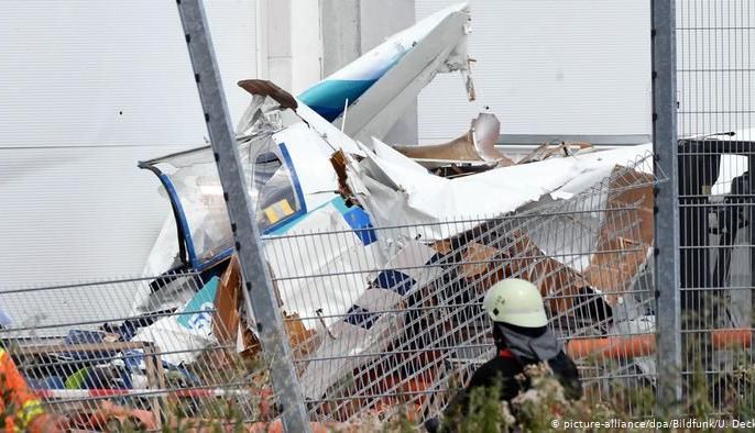 Trei morți în urma prăbușirii unui avion 1 germania_32.jpg