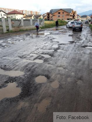 BRAȘOV. „Închiriază cineva o barcă pe roți?!” (FOTO) 1 gropi tractorul 4_269949.jpg