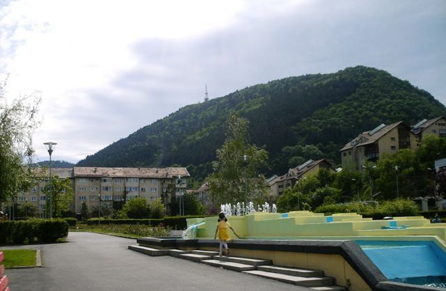 BRAȘOV. Arlechino în Parcul Trandafirilor 1 parcul-trandafirilor.jpg