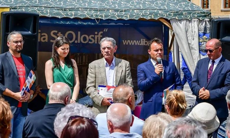 BRAȘOV. Doru Munteanu a primit premiul pentru Opera Omnia 1 scriitori-premii.jpg