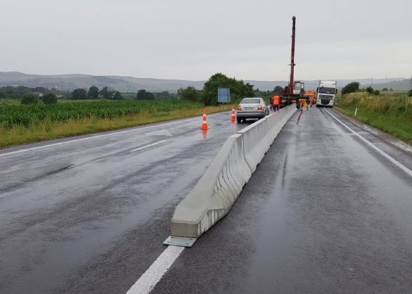 BRAȘOV. Circulați cu grijă! Pe DN1 și DN13 s-a reluat montarea de parapete 1 separatoare0_269827.jpg
