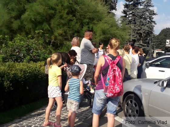 BRAȘOV. Părinți și pici de grădiniță, la protest la Primărie. GALERIE FOTO 1 20190829_100340_271682.jpg