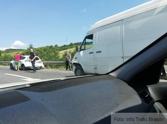 Update. BRAȘOV. Impact între un autoturism și o autoutilitară, pe DN 1 (FOTO) 1 FB_IMG_1565443068946_270991.jpg