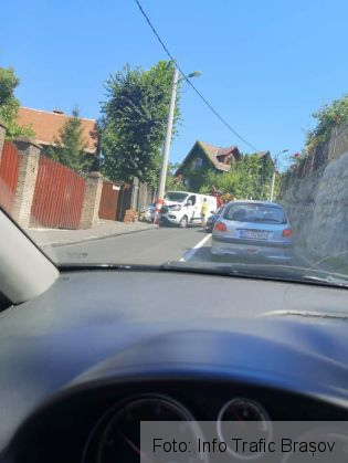 BRAȘOV. Dubă intrată în stâlp, pe Dobrogeanu Gherea 1 FB_IMG_1566647469767_271463.jpg