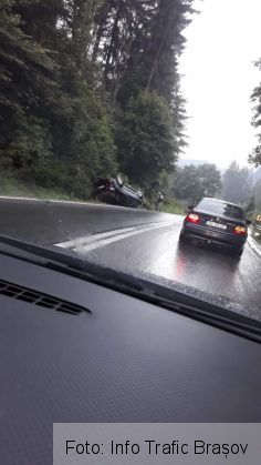 BRAȘOV. Autoturism răsturnat pe DN 1, la Timișul de Sus 1 FB_IMG_1566838524394_271591.jpg
