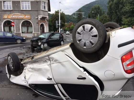 BRAȘOV. ULTIMA ORĂ. Autoturism răsturnat în intersecția de la Ceasu' Rău (FOTO) 1 IMG-20190803-WA0001_270734.jpg