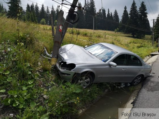 BRAȘOV. Autoturism intrat în stâlp și într-un transformator electric, la Predeal 1 IMG-20190804-WA0000_270779.jpg