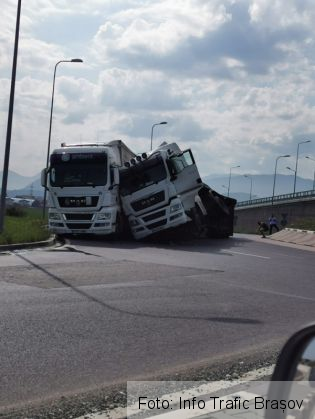 BRAȘOV. TIR răsturnat peste TIR, pe Ocolitoare (FOTO) 1 accident ocolitoare 2_271698.jpg